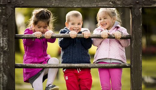 Kinder feiern Geburtstag in Frankfurter Park