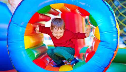 Kind auf einem Indoor-Spielplatz