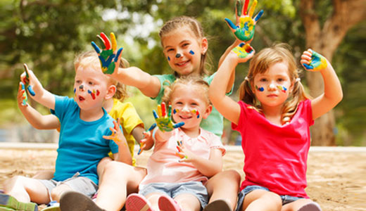 Kinder feiern Geburtstag auf Spielplatz in München