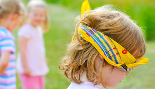 Kinder spielen Verstecken auf dem Geburtstag