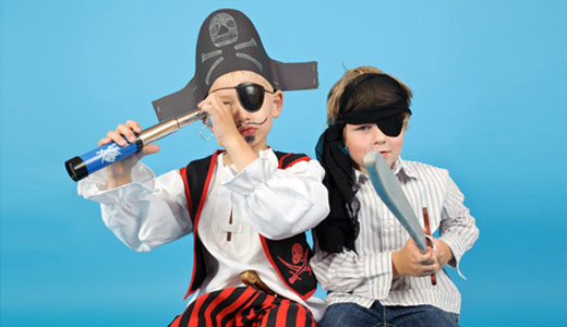 Kinder feiern eine Piratenparty