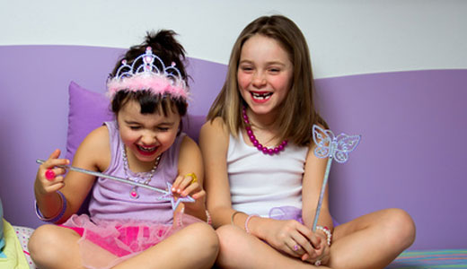 Als Prinzessinnen verkleidete Mädchen feiern den Kindergeburtstag