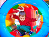 Kind auf einem Indoor-Spielplatz