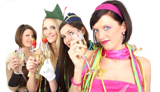 Leute feiern eine Mottoparty