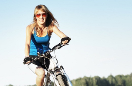 Frau auf einem Mountainbike