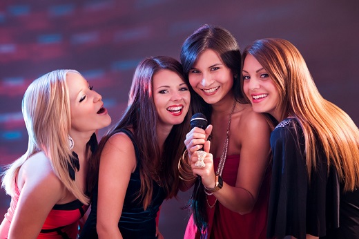 Frauen beim Karaoke-Partyspiel