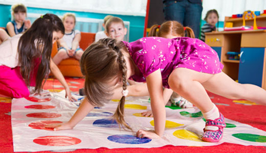 Kinder spielen Twister