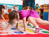 Kinder spielen Twister